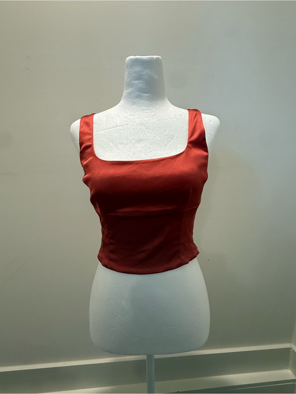 Wilfred Satin Square Neck Crop Top - Crimson